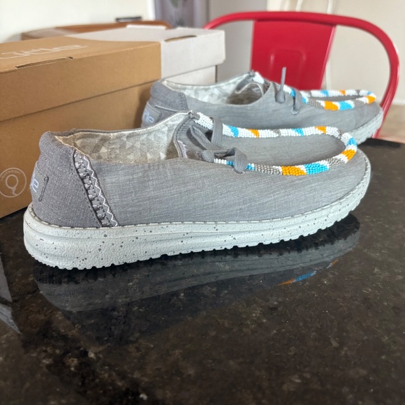 NEW IN BOX - WENDY HEY DUDE - HAND BEADED - SZ 7 - Picture 7 of 15